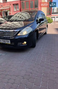 Хэтчбек Nissan TIIDA 2010 в Ивано-Франковске