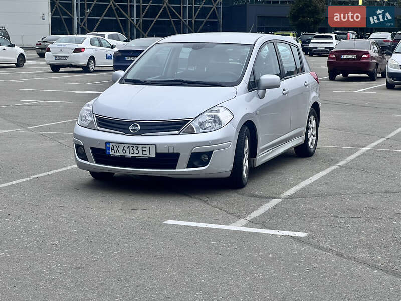Nissan TIIDA 2011