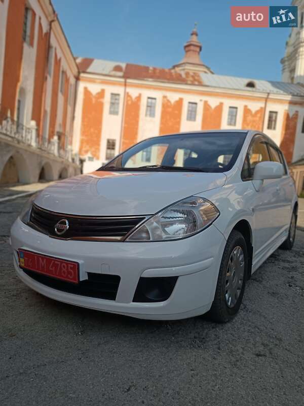 Nissan TIIDA 2011