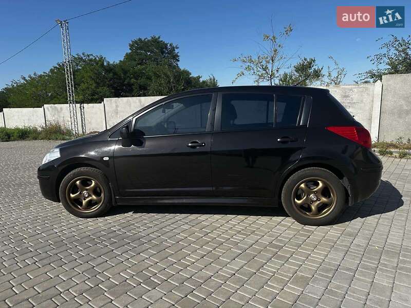 Хетчбек Nissan TIIDA 2010 в Дніпрі