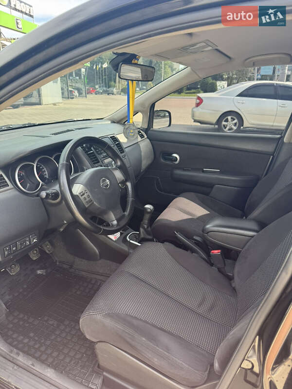 Седан Nissan TIIDA 2011 в Ивано-Франковске