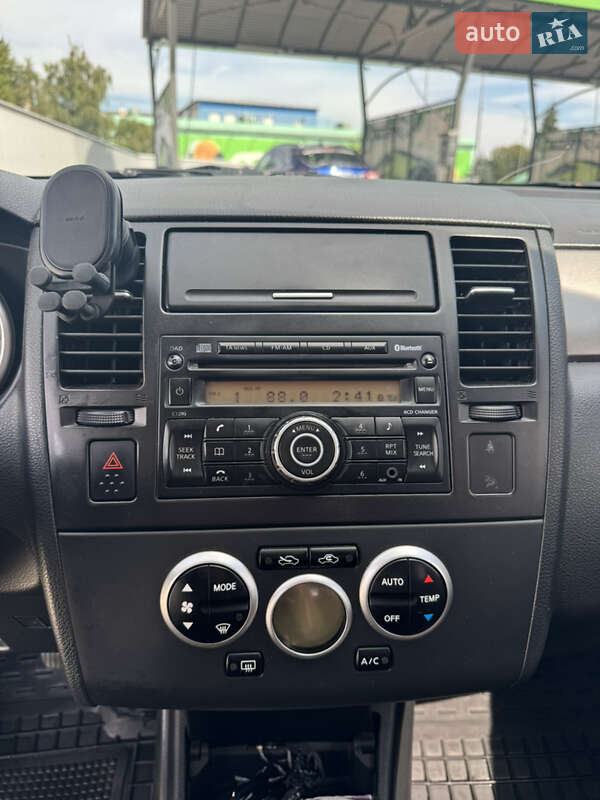 Седан Nissan TIIDA 2011 в Ивано-Франковске