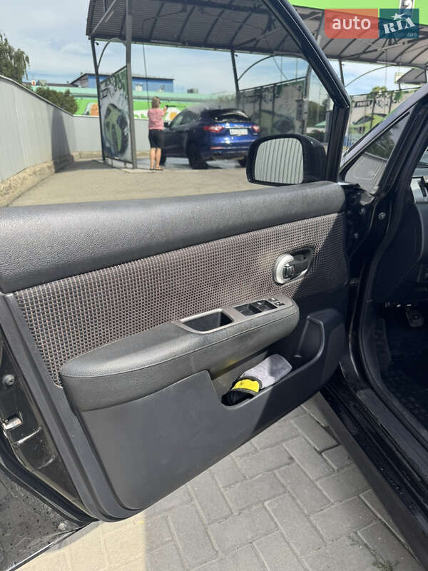 Седан Nissan TIIDA 2011 в Ивано-Франковске