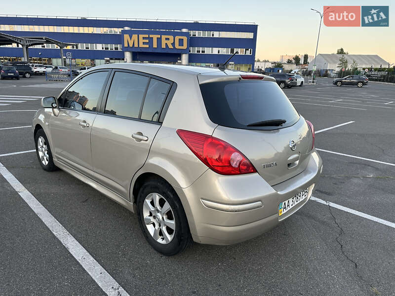 Хэтчбек Nissan TIIDA 2011 в Киеве