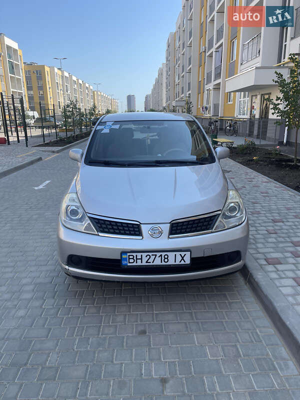 Хэтчбек Nissan TIIDA 2006 в Авангарде