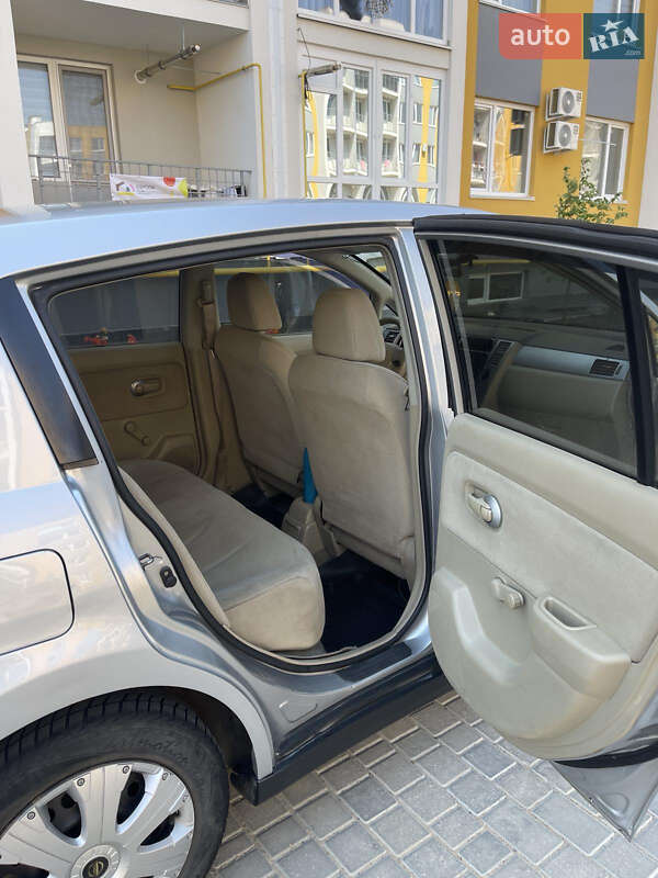 Хэтчбек Nissan TIIDA 2006 в Авангарде