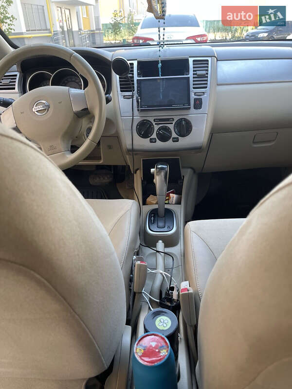 Хэтчбек Nissan TIIDA 2006 в Авангарде