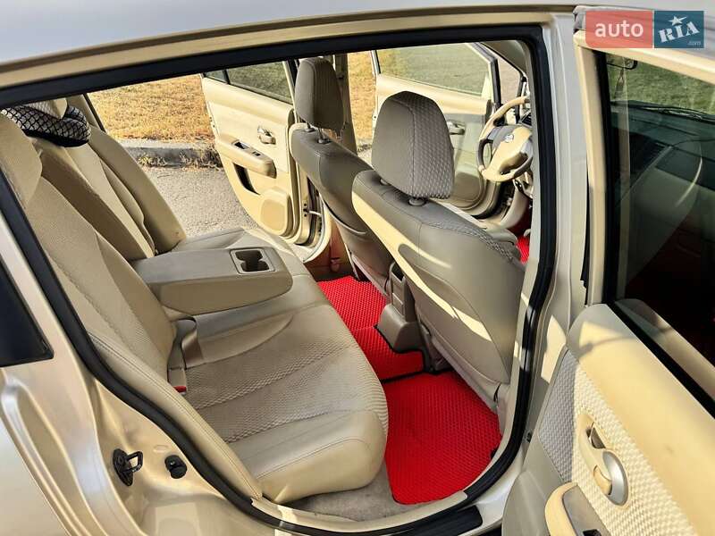 Хэтчбек Nissan TIIDA 2011 в Киеве