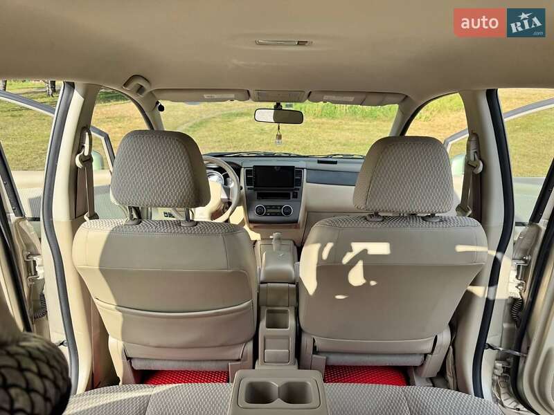 Хэтчбек Nissan TIIDA 2011 в Киеве