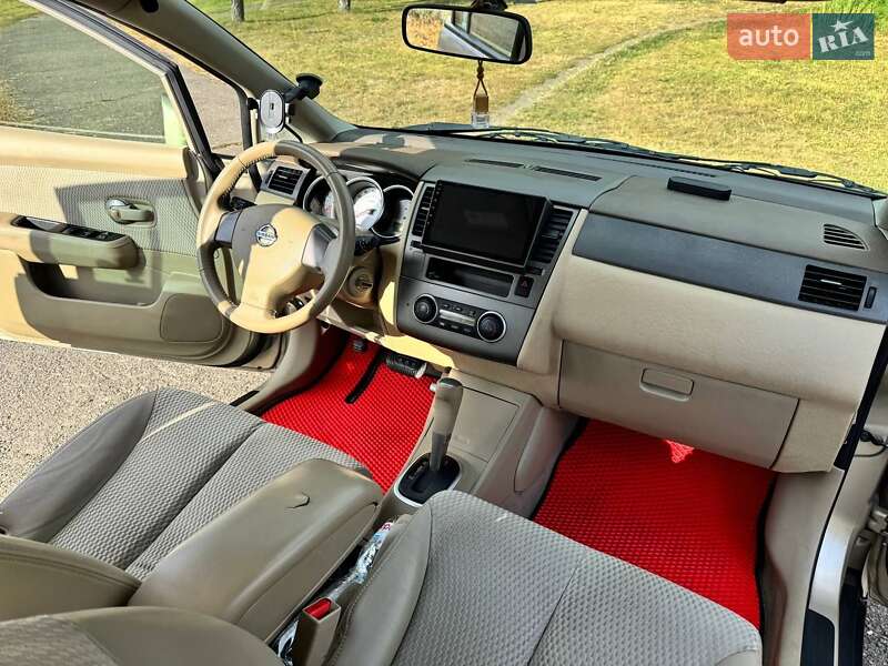 Хэтчбек Nissan TIIDA 2011 в Киеве