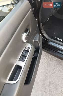 Седан Nissan TIIDA 2010 в 