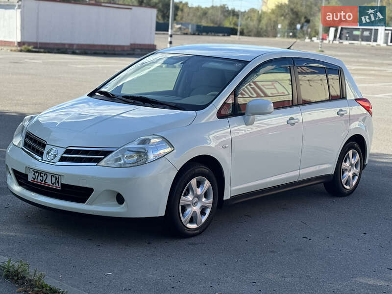 Nissan TIIDA 2011