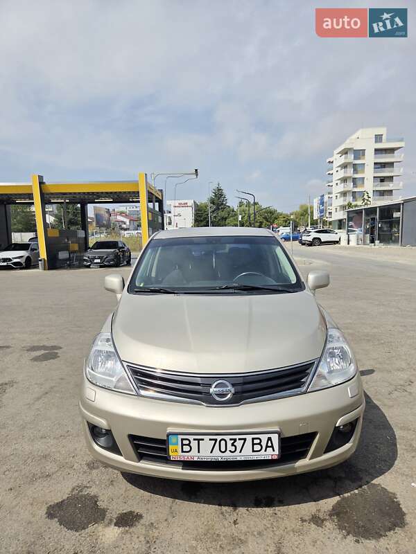 Nissan TIIDA 2012