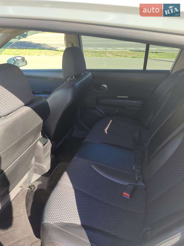 Хэтчбек Nissan TIIDA 2010 в Кривом Роге