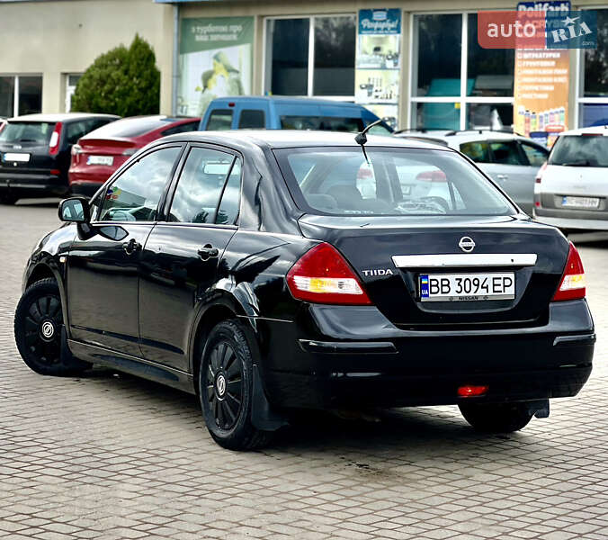 Седан Nissan TIIDA 2010 в Самборе
