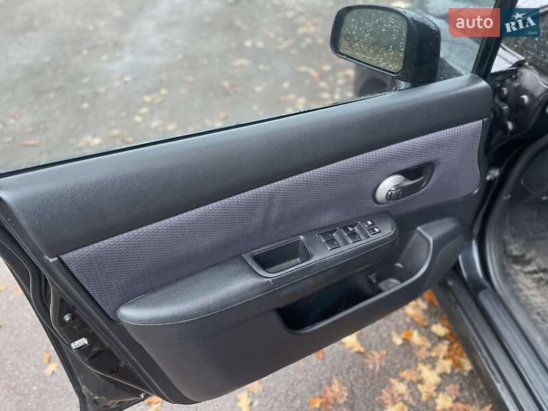 Хэтчбек Nissan TIIDA 2008 в Чернигове