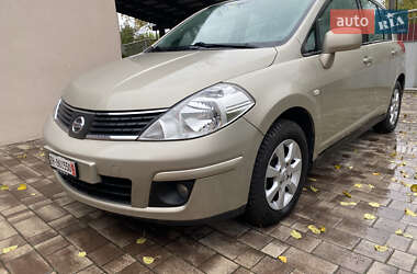 Хэтчбек Nissan TIIDA 2010 в 