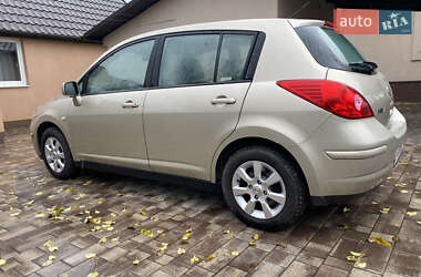 Хэтчбек Nissan TIIDA 2010 в 