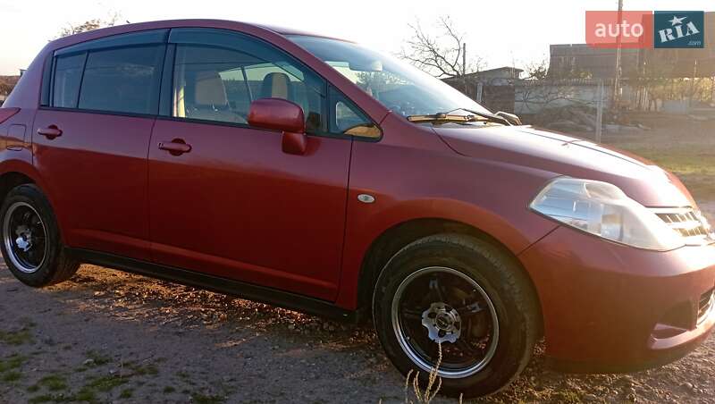 Хетчбек Nissan TIIDA 2010 в Миколаєві
