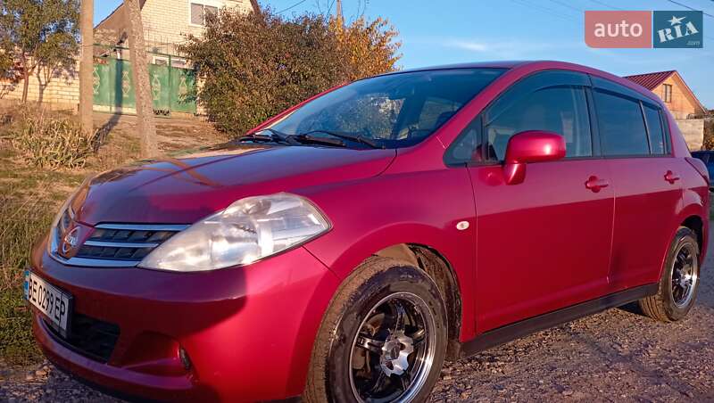 Хетчбек Nissan TIIDA 2010 в Миколаєві