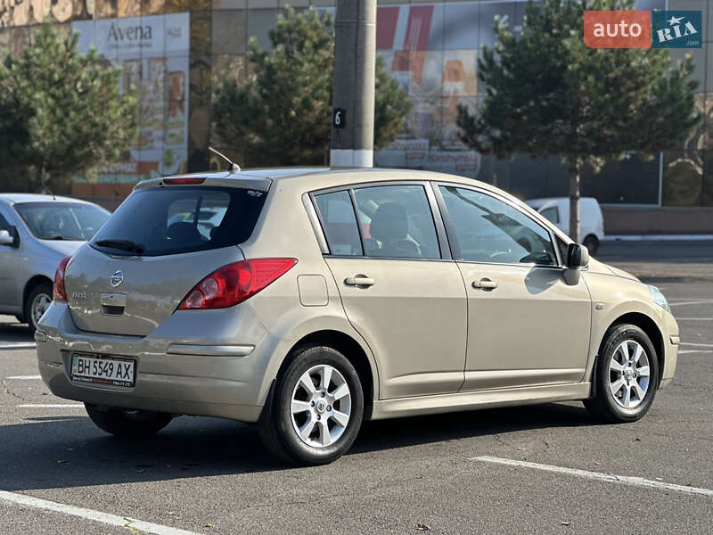 Хэтчбек Nissan TIIDA 2010 в Одессе