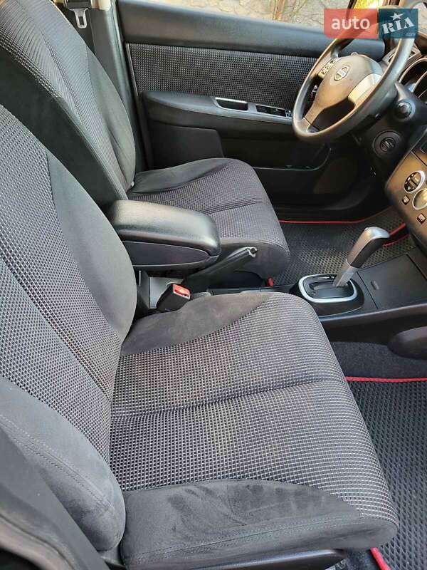 Хэтчбек Nissan TIIDA 2012 в Остроге