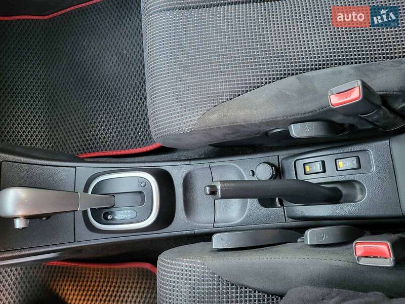 Хэтчбек Nissan TIIDA 2012 в Остроге