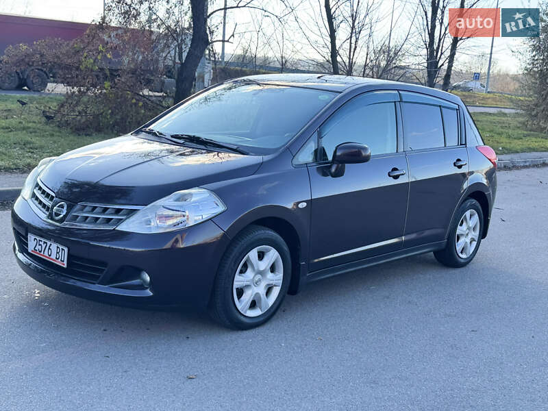 Хэтчбек Nissan TIIDA 2011 в Киеве