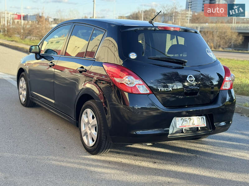 Хэтчбек Nissan TIIDA 2010 в Киеве