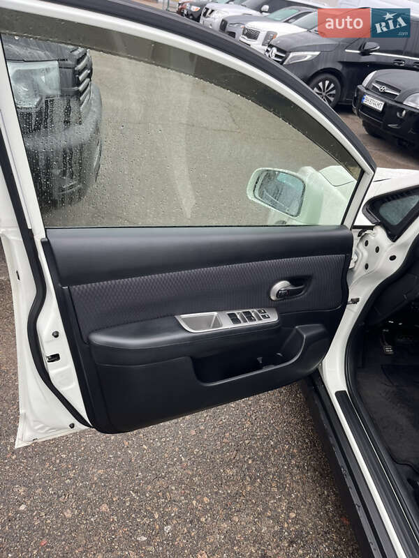 Хэтчбек Nissan TIIDA 2010 в Белой Церкви