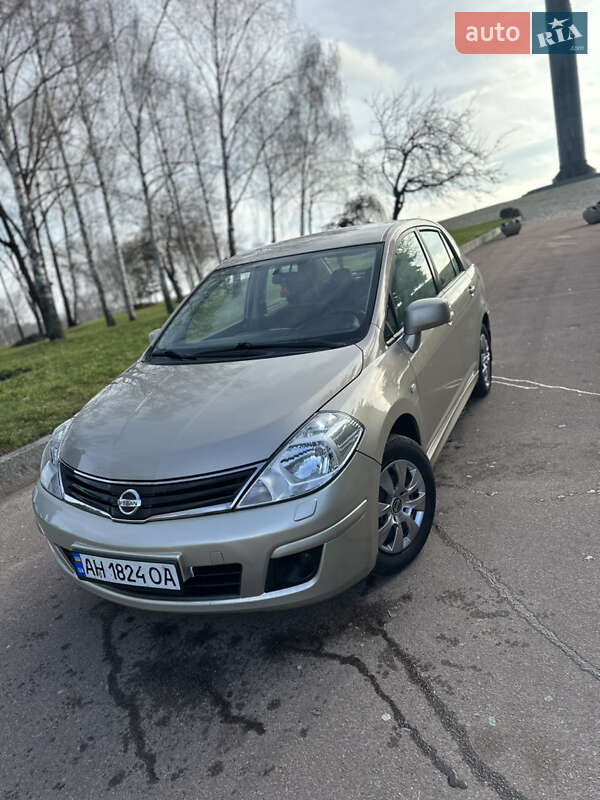 Седан Nissan TIIDA 2010 в Житомире