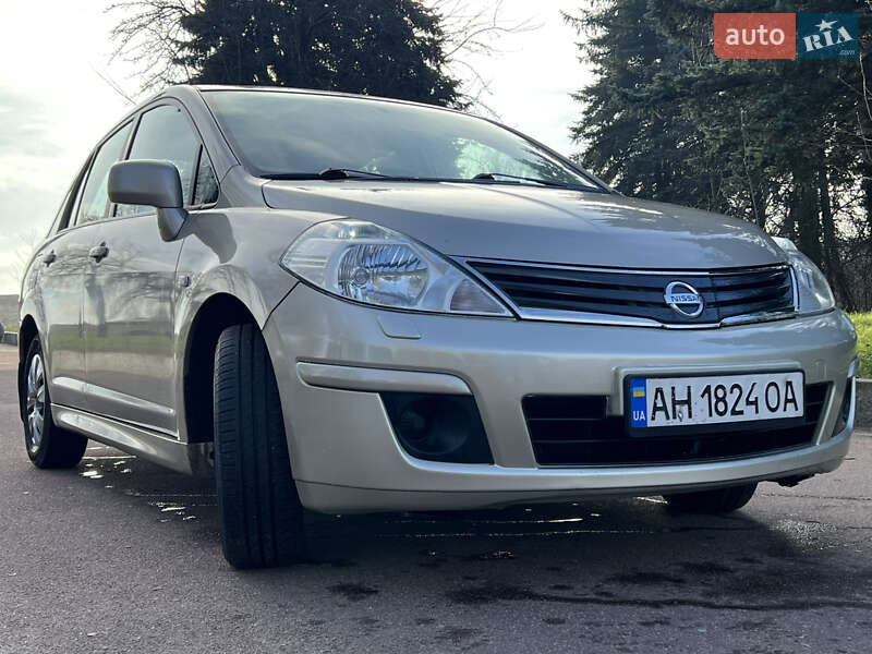 Седан Nissan TIIDA 2010 в Житомире