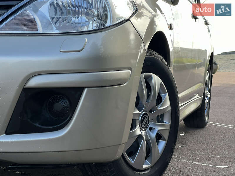 Седан Nissan TIIDA 2010 в Житомире