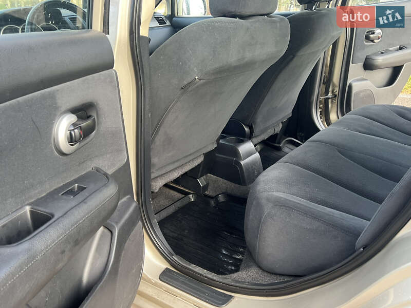 Седан Nissan TIIDA 2010 в Житомире