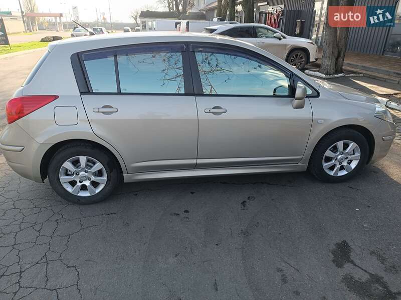 Хэтчбек Nissan TIIDA 2011 в Черноморске