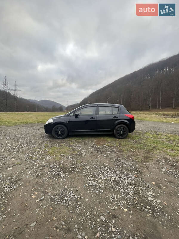 Хэтчбек Nissan TIIDA 2008 в Сваляве