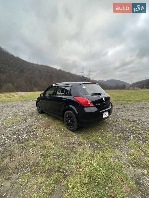 Хэтчбек Nissan TIIDA 2008 в Сваляве