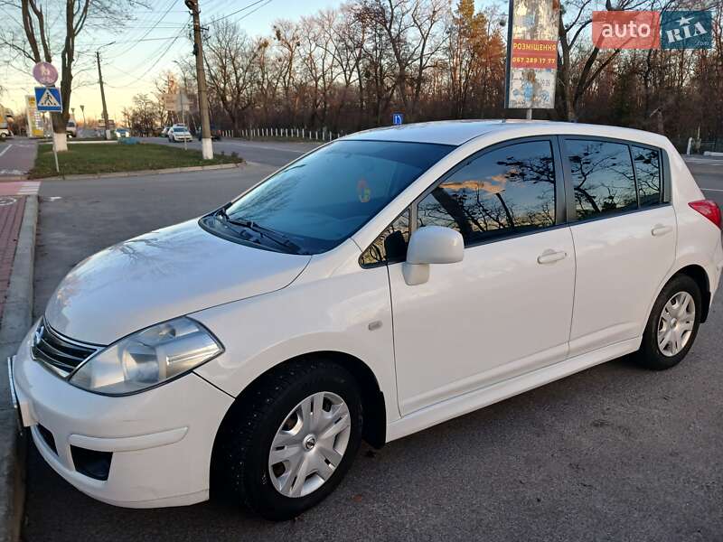 Nissan TIIDA 2012