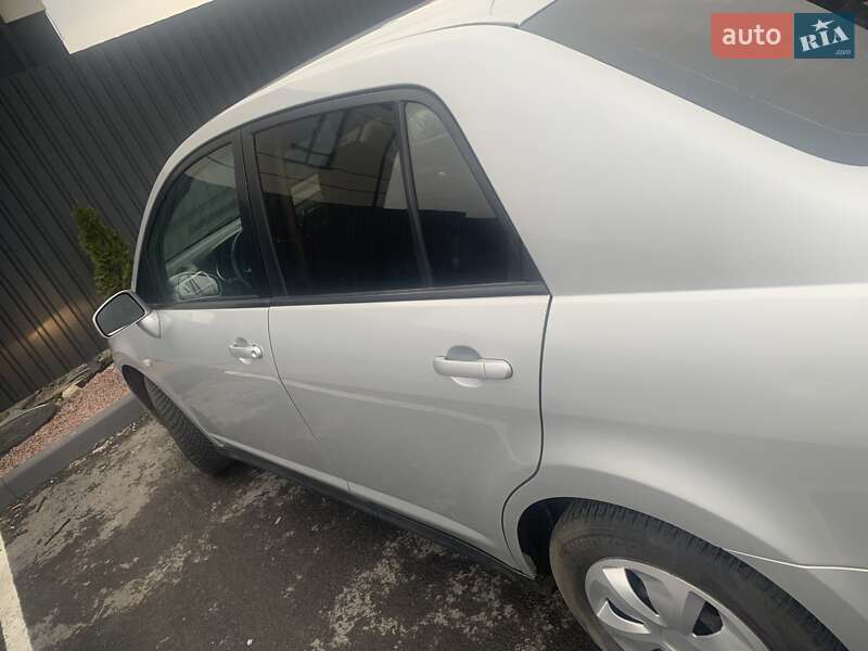 Седан Nissan TIIDA 2010 в Житомире фото 2 Седан Nissan TIIDA 2010 в Житомире