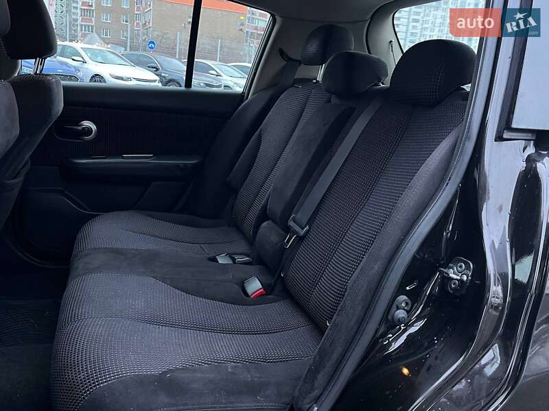 Хэтчбек Nissan TIIDA 2010 в Киеве