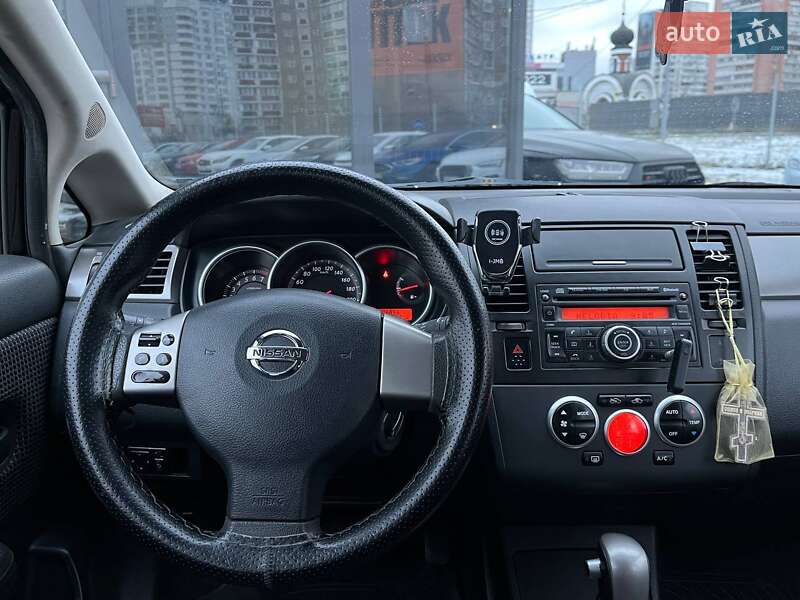Хэтчбек Nissan TIIDA 2010 в Киеве