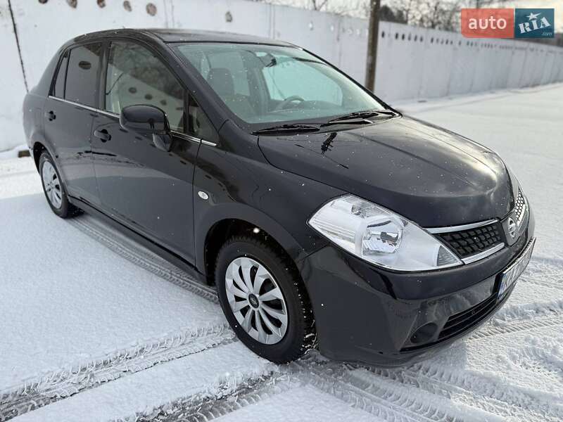 Седан Nissan TIIDA 2008 в Киеве