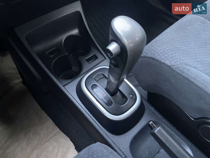 Хетчбек Nissan TIIDA 2011 в Дніпрі