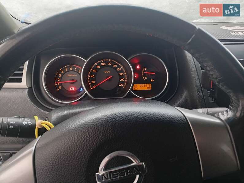 Хэтчбек Nissan TIIDA 2008 в Киеве