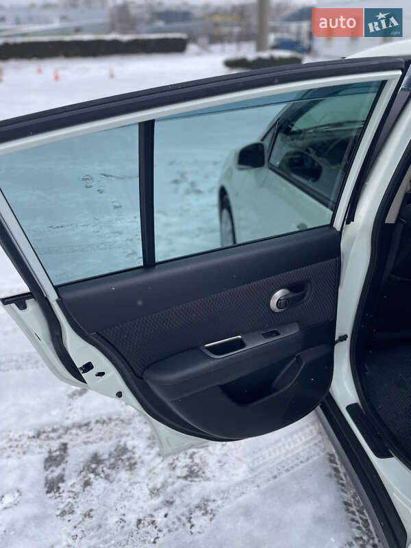 Хэтчбек Nissan TIIDA 2012 в Киеве