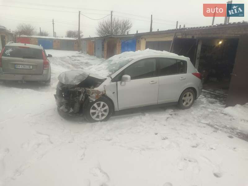 Хэтчбек Nissan TIIDA 2008 в Кропивницком