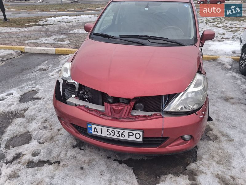 Хэтчбек Nissan TIIDA 2011 в Буче