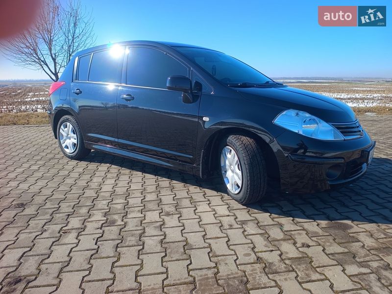 Хэтчбек Nissan TIIDA 2012 в Липовце