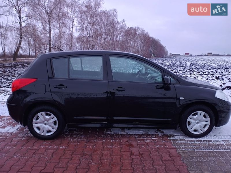 Хэтчбек Nissan TIIDA 2012 в Липовце