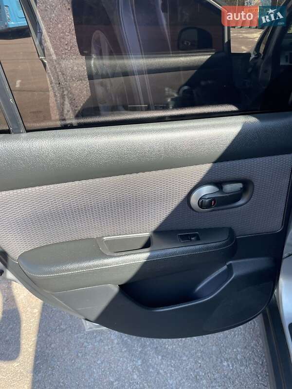 Хетчбек Nissan TIIDA 2008 в Ужгороді